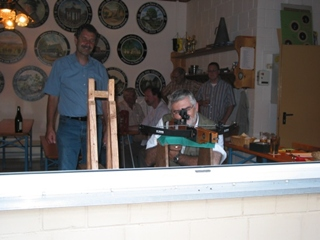 Blick ins Vogelschützenzimmer mit angelegter Armbrust